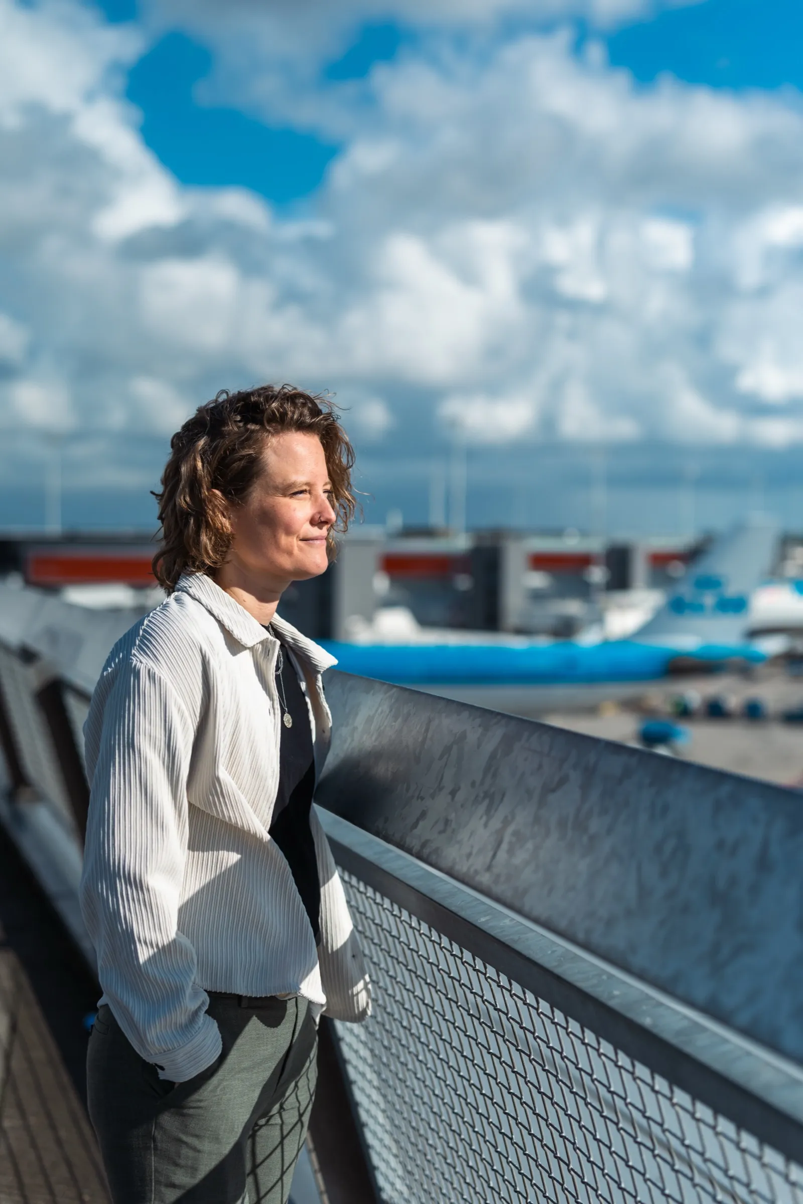 Roxanne Allard kijkt uit over het platform van Schiphol