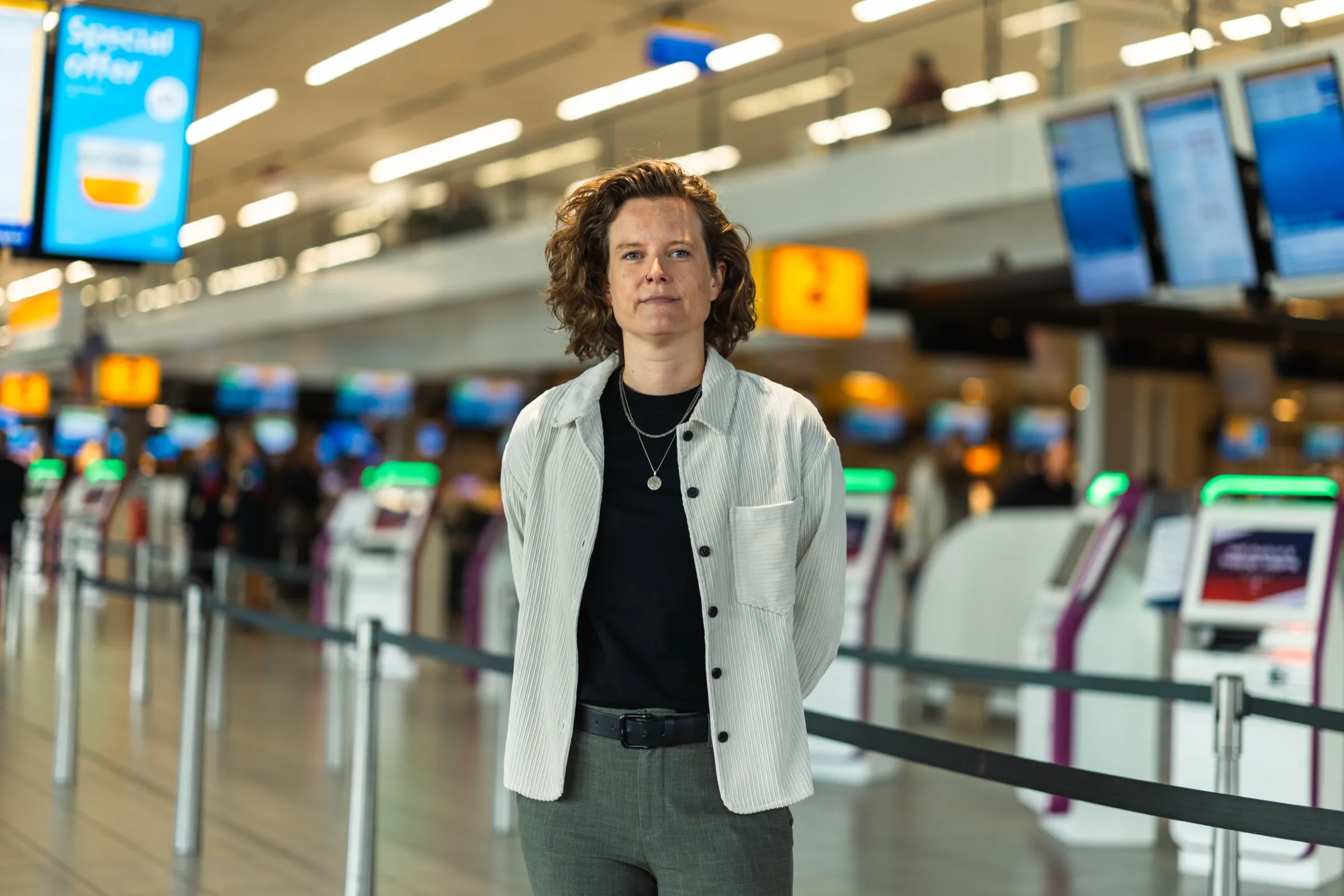 Roxanne Allard in de vertrekhal van Schiphol, tussen de incheckbalies
